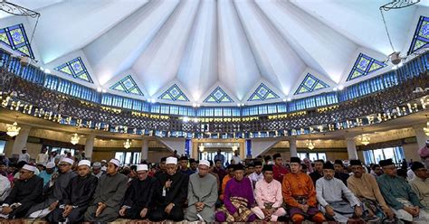 During the month of ramadan, fasting is done between dawn and dusk and on this day, muslims all over the region can end their fast and enjoy fellowship. Solat Sunat Aidilfitri dan Takbir Raya(Panduan Lengkap ...