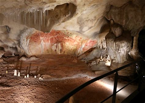 Vidéo une visite exceptionnelle au cœur de la grotte chauvet avec la spécialiste de lart pariétal carole fritz à la caméra. Grotte Chauvet 2 - Caverne Pont d'Arc - Ardèche - Hominidés