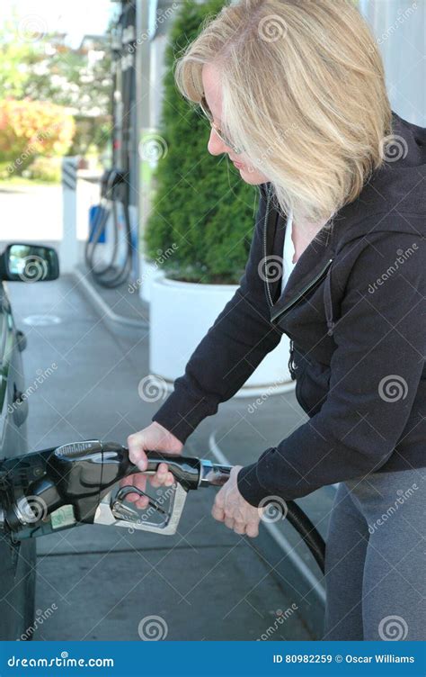 Weibliches pumpendes Gas stockbild Bild von pumpen schätzchen