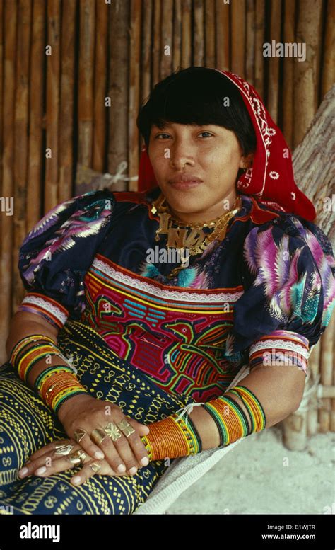 Colorful Kuna Cuna Indian Mola Fotos Und Bildmaterial In Hoher