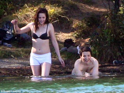 Kristen Stewart And Juliette Binoche Strip Down For Sils Maria Scene