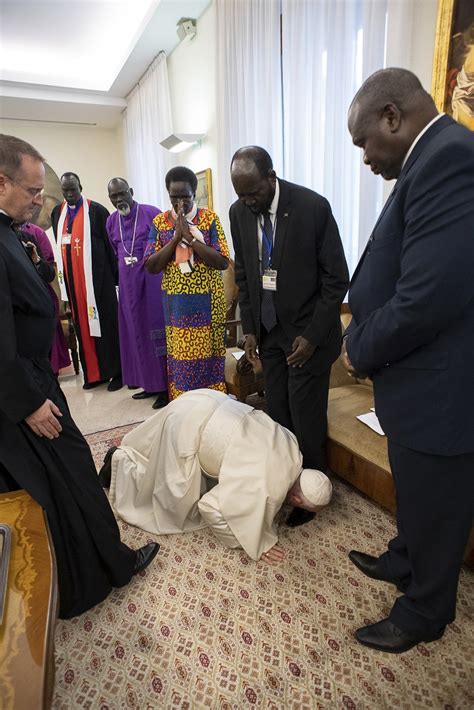 Pope Kisses Feet Of South Sudans Once Warring Leaders Inquirer News