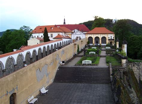 Kostel v lánech vítá po. File:Děčín, Růžová zahrada a zámek, z glorietu.jpg ...