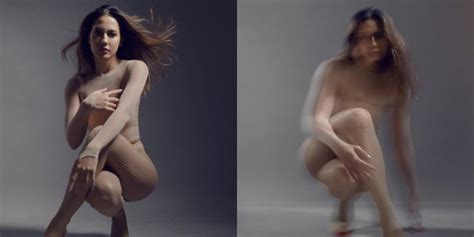 10 Potret Pevita Pearce Pakai Baju Warna Kulit Gayanya Bak Model Dan