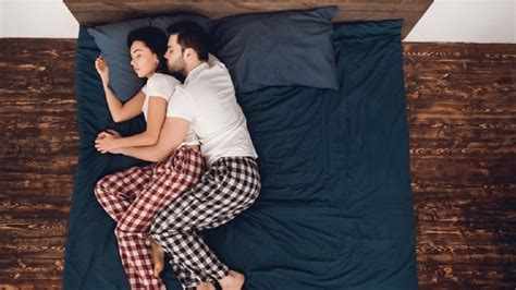 Sleeping Positions Reveals About Your Love Life Sleeping Pattern अब Partner के साथ सोने के