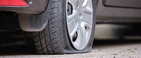 Ban Mobil Pecah Saat di Jalan, Jangan Reflek Injak Rem