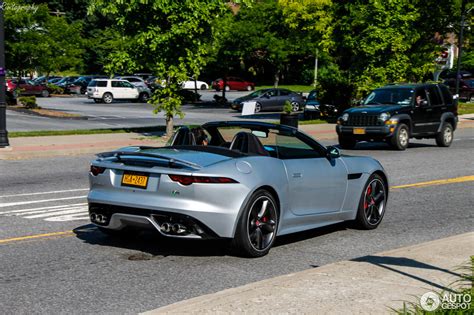 Yep, press a button, and in 12 seconds you'll have the wind in your hair and exhaust note in your eardrums. Jaguar F-TYPE R Convertible 2017 - 23 August 2018 - Autogespot