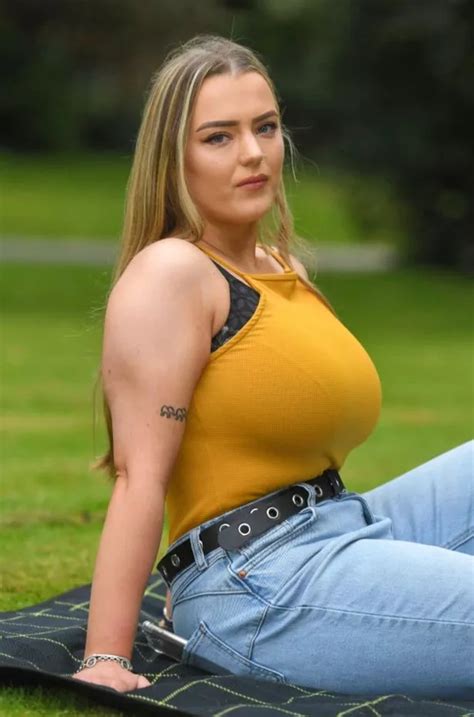 woman fed up of 34j boobs knocking over pints trying to raise cash for reduction worldnewsera