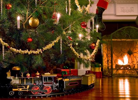 Put A Toy Train Around The Christmas Tree Christmas Ideas 14