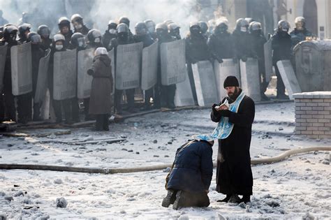 Dramatic Photos Ukraines Priests Take An Active Role In Protests