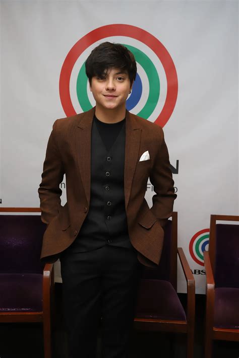 Kathryn Bernardo Daniel Padilla Remain Kapamilyas Ink Three Year Contracts With Abs Cbn