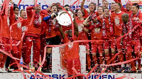 En 1969 finalizó tercero, lo que le permitió debutar en las competiciones europeas la siguiente temporada. Zo gleed FC Twente de afgrond in | RTL Nieuws