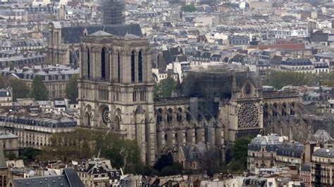 KISALFOLD Leégett a Notre Dame tetőszerkezete Megtalálták a romok