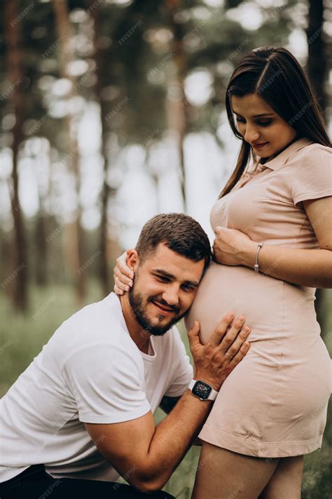 Pareja Embarazada Esperando Un Bebé Foto Gratis