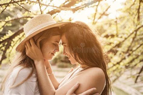 Dos Mujeres Lesbianas Bes Ndose Imagen De Archivo Imagen De Lindo Sunlight