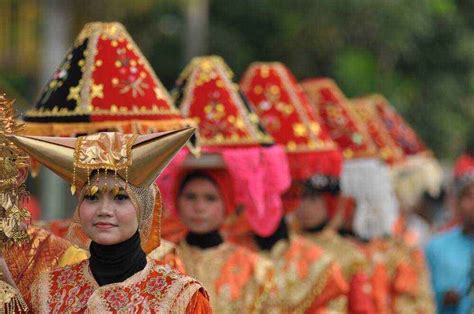 √ 19 Nama Pakaian Adat Sumatera Barat Beserta Gambarnya