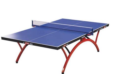 ① 球类运动项目之一，球场长方形，中间有一道网，双方各占一面，用拍子来回打球。 有单打和双打两种。 ② 网球运动使用的球，圆形，具有弹性。 1) 一种球类运动。 在长方形场中，张网为界，两方分立，各用拍子将球互击过网。 2) 网球运动所使用的球。 里面为橡胶. 乒乓球台标准尺寸-运动经验本