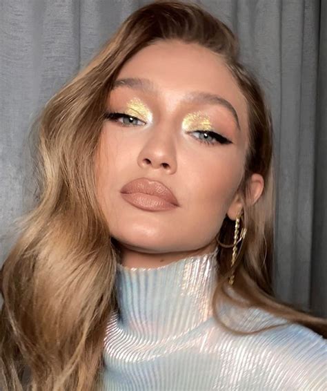 Gigi Hadid Wore A Full Face Of Drugstore Makeup To The Cmas Glamour