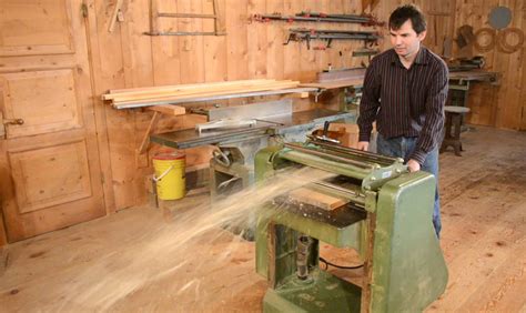 The table does not warp, providing precise support to all types of wood passing through the machine. 20-inch thickness planer