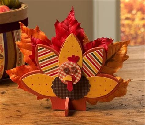Fun and easy paper turkey craft for kids to make for a cute thanksgiving decoration. Table Top Turkey | Fun Family Crafts
