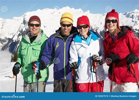 Groupe De Couples âgés Moyens Des Vacances De Ski Image Stock Image