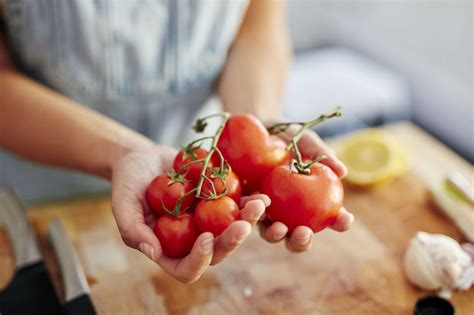tomatoes benefits nutrition and risks