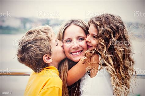 Real De La Madre Feliz Con Sus Hijos Foto De Stock Y Más Banco De