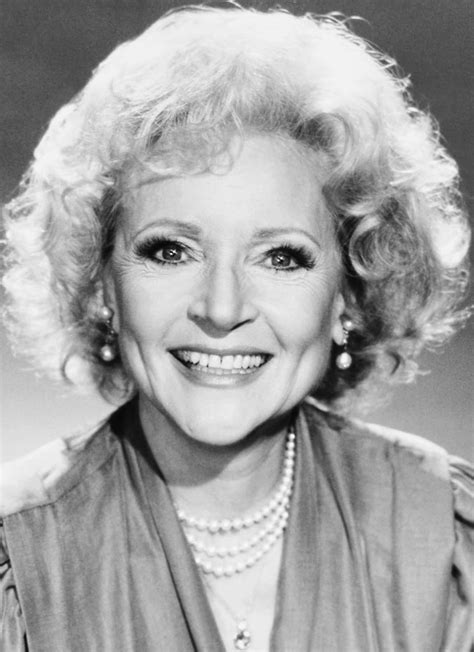 In 1989 Betty White Let Her Hair Down Betty White Beauty Looks