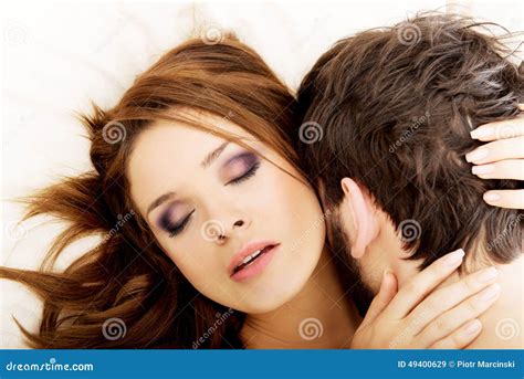 Amantes Novos Que Beijam Na Cama Foto De Stock Imagem