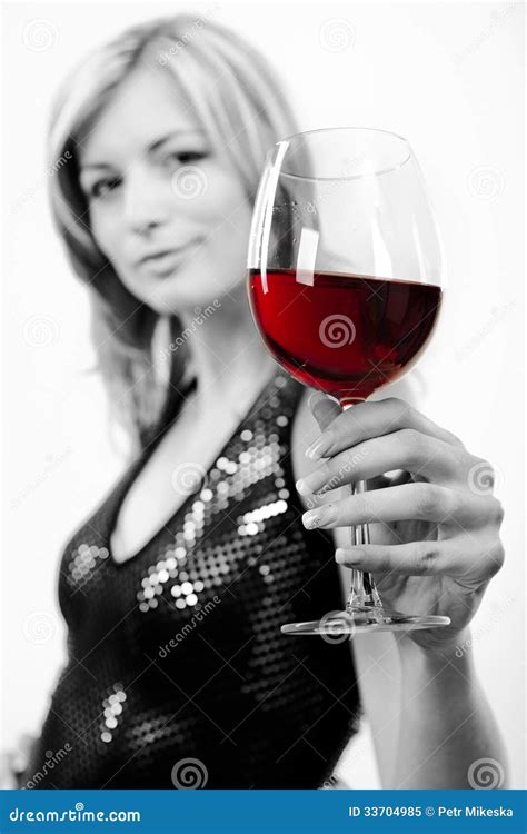 Jeune Femme Avec Le Verre De Vin Rouge Image Stock Image Du Adulte