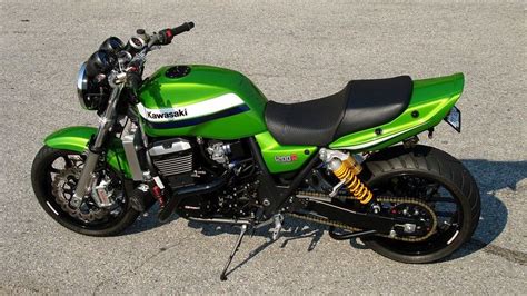 The zrx1100 and the later zrx1200 were styled like 1980s muscle bikes, which were large bikes with large engines. Kawasaki ZRX 1100/1200