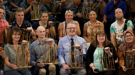 Angklung Yang Ikonik Di Kancah Dunia Himpunan Mahasiswa Sastra Jepang