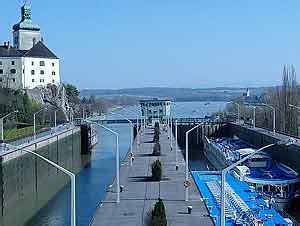 1 laufradflügel, 2 leitschaufel, 3 leitradregulierung, 4 stützschaufel, 5 turbinenwelle, 6 generator, 7 einstiegsschacht der generator befindet sich in einem wasserdichten gehäuse am verlängerten ende der turbinenwelle. 50 Jahre Kraftwerk Ybbs-Persenbeug - oesterreich.ORF.at