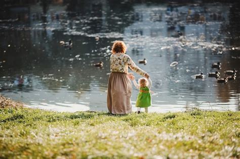 La Madre Con La Hija Mirando El Lago Foto Gratis