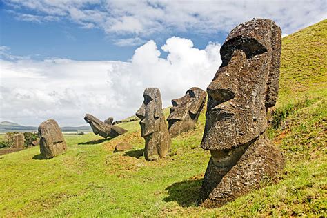 9300 項摩艾石像照片檔、圖片和免版稅影像 Istock