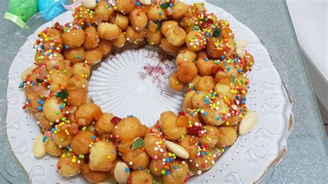 Struffoli — un struffoli servido en bandeja y decorado confetti. STRUFFOLI NAPOLETANI, LA RICETTA DI FAMIGLIA | cucinare.it