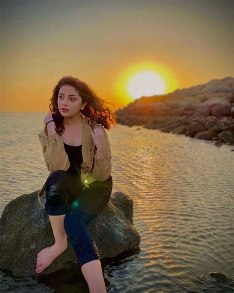 Alizeh Shah Looks Glamorous In These Hot Clicks From Her Insta Profile
