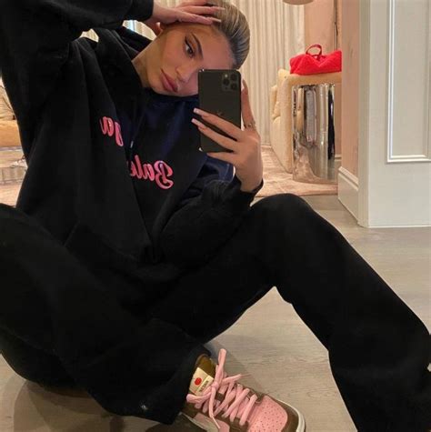 Les Sneakers Nike Dunk Sb Low Stussy Cherry Pink Brown Portées Par Kylie Jenner Sur Son Compte