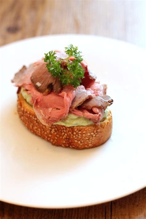 Diffuso negli ambienti purifica l'aria, mentre poche gocce tra le lenzuola o su cuscini e divani evitano il proliferare degli acari. Crostone con crema di avocado, roastbeef e olio alla menta ...