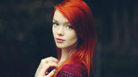 Baggrunde Kvinder rødhåret model portræt langt hår Kigger på