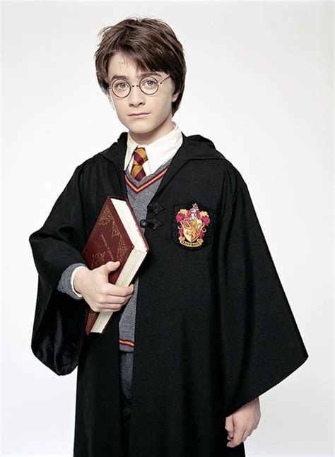 Harry sta ormai per compiere undici anni e viene guardato male anche per alcune sue capacità 'magiche'. Harry Potter (Daniel Radcliffe) con la divisa di Hogwards ...
