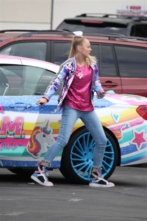 Jojo Siwa Out For Lunch At Marie Callender In Sherman Oaks
