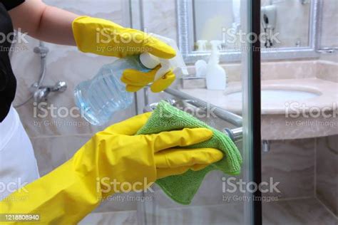 手戴橡膠手套清潔淋浴間的門把手無法識別的照片清潔和衛生的概念 照片檔及更多 清洗 照片 清洗 淋浴 玻璃 Istock