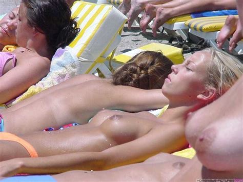 Jolies Blondes Topless Sur La Plage Plaisir Com