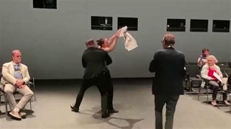 Fliegende Torten Und Nackt Proteste An Volkswagen Hauptversammlung