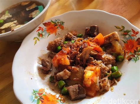 Jalan jalan virtual yuk nyobain masakan khas daerah, saya menuju ke yogyakarta , terinspirasi dengan masakan oseng mercon, saya cooksnap resep @ega21_8227016 yang pedes nampol tapi tentu saja sy kurangi pemakain cabenya supaya bisa ikut makan 🙂, resep ini sekalian. Soto Betawi Djimat : Sluurp! Sedapnya Soto Campur dan ...