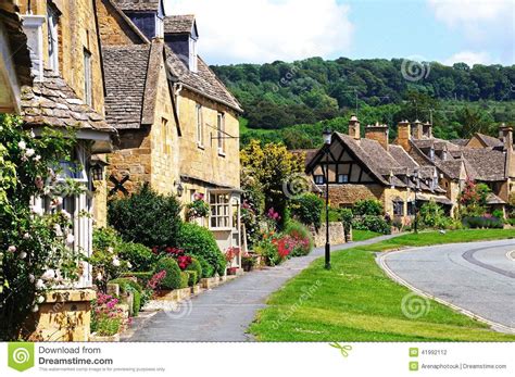 Couple this with a selection of high quality owner managed properties and you end up with the most comprehensive collection of self catering holiday cottages on the beach for rent. Pretty Cottages, Broadway. Stock Photo - Image: 41992112