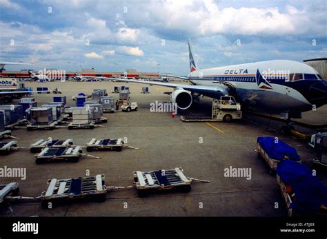 Atlanta Georgia Airport Delta Plane Stock Photo Alamy