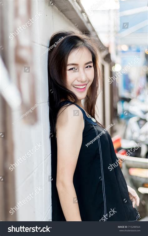 Asian Pretty Girl Standing Pose Model Foto De Stock 715288564 Shutterstock