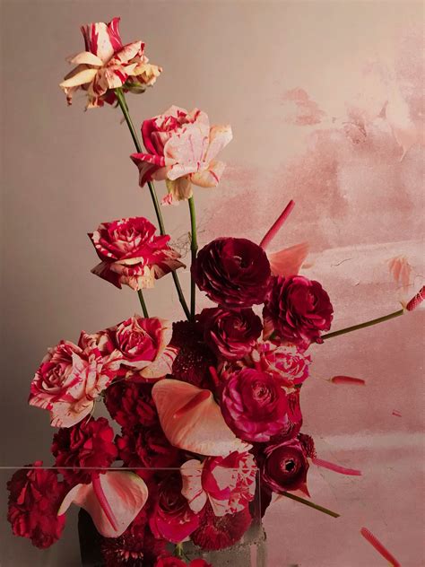 Valentine's day on 14th february is a special day and ferns n petals brings to you a stunning collection of gift ideas to impress your boyfriend/girlfriend/husband/wife/fiancé/fiancée. Valentines Day flowers 2019 by London florist Design by ...